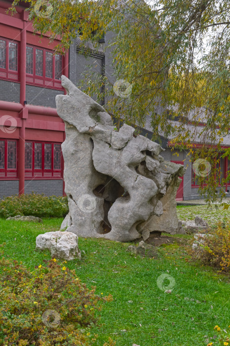 Скачать Камень причудливой формы в китайском парке фотосток Ozero