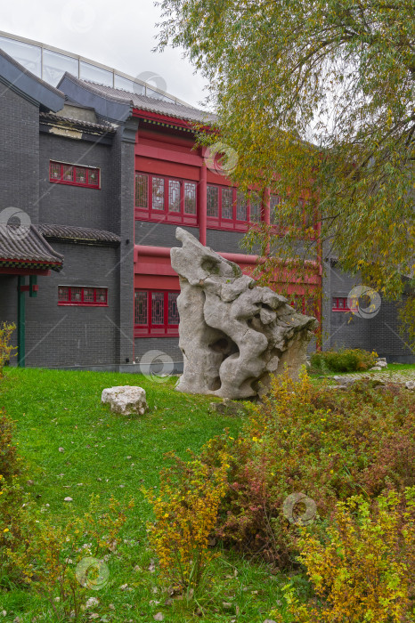 Скачать Камень причудливой формы в китайском парке фотосток Ozero