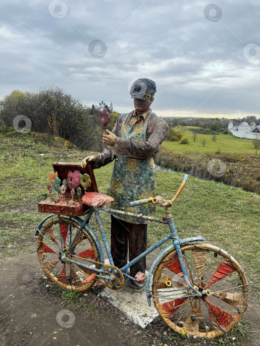 Скачать Инсталляция - мужчина с велосипедом торгует леденцами. фотосток Ozero