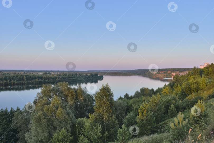 Скачать Панорамный вид на широкую речную долину в сумерках фотосток Ozero