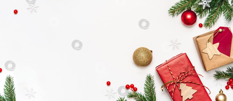 Скачать Плоские эко-рождественские подарки с сосновыми ветками, пространство для копирования фотосток Ozero