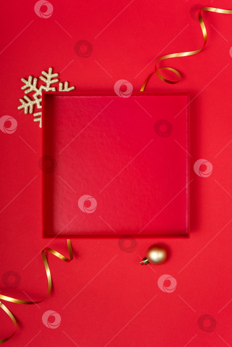 Скачать Вертикальная красная подарочная коробка со снежинкой и лентой, свободное место для копирования фотосток Ozero