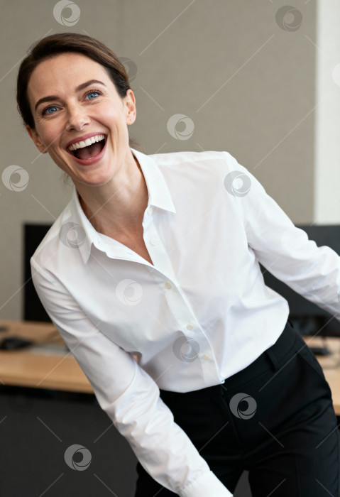 Скачать Искренняя радость женщины профессионала в рабочей обстановке фотосток Ozero