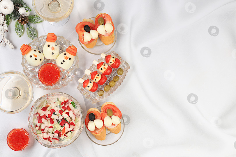 Скачать Рождественские и новогодние блюда, брускетта капрезе с сыром моцарелла, помидорами и оливками, салат из редиса и красной икры, шампанское, идеи сервировки стола и меню, концепции здорового образа жизни, фотосток Ozero