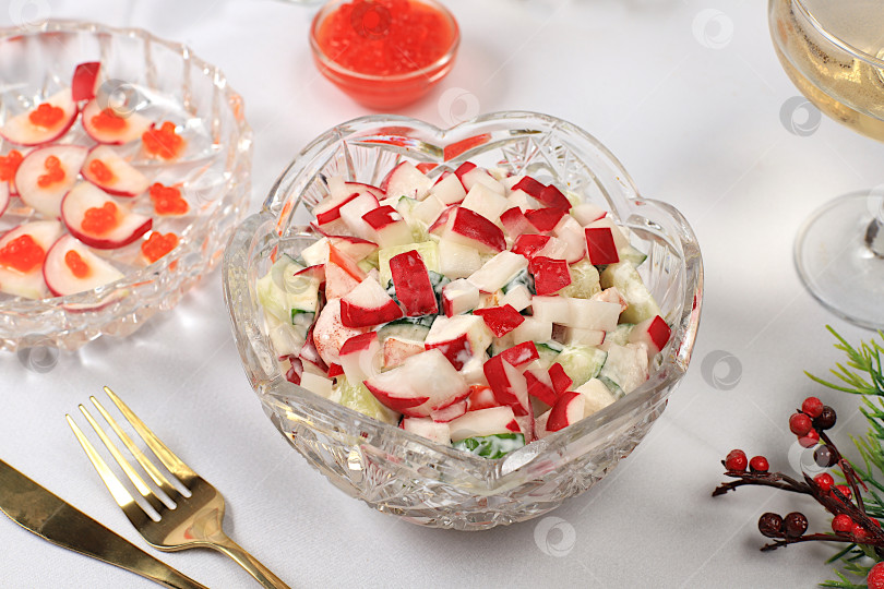 Скачать Рождественские и новогодние блюда, концепция детокс-диеты, традиционный овощной салат с огурцами, помидорами и редисом, идеи праздничных рецептов, здоровый образ жизни и концепция здорового питания, фотосток Ozero