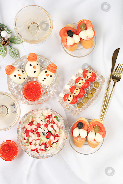 Скачать Рождественские и новогодние блюда, брускетта капрезе с сыром моцарелла, помидорами и оливками, салат из редиса и красной икры, шампанское, идеи сервировки стола и меню, концепции здорового образа жизни, фотосток Ozero