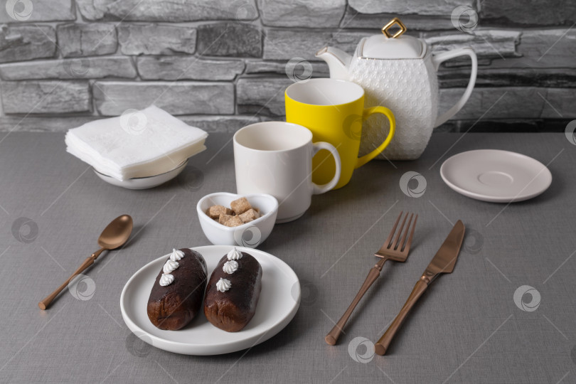 Скачать Картофельный пирог в белой тарелке на сером столе фотосток Ozero