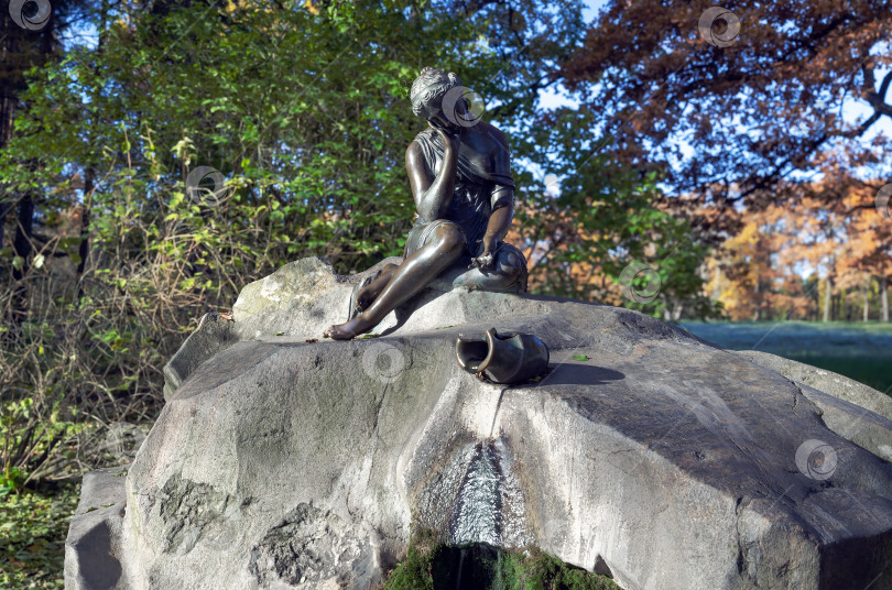 Скачать Девушка с кувшином фотосток Ozero