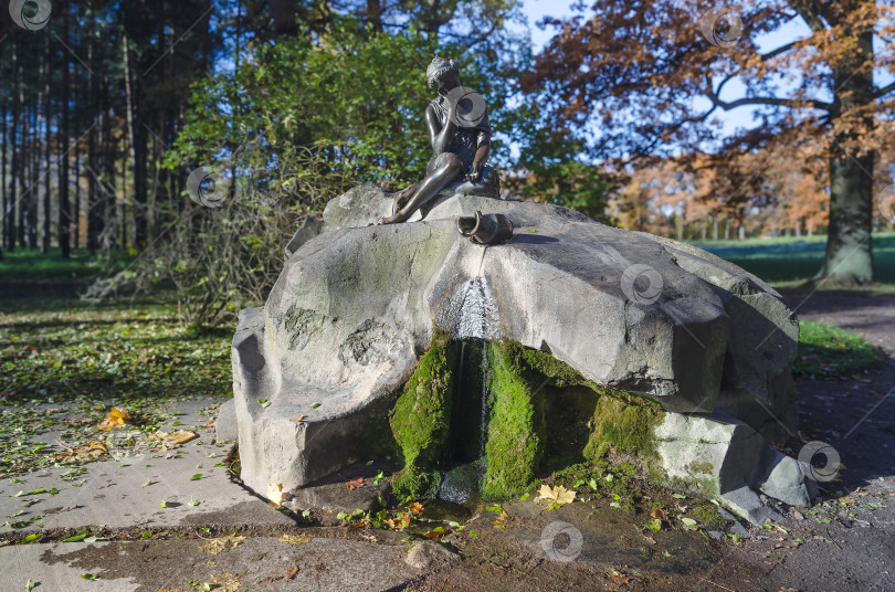 Скачать Девушка с кувшином фотосток Ozero