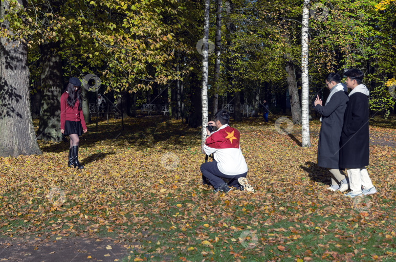 Скачать Группа молодых людей фотографируется фотосток Ozero