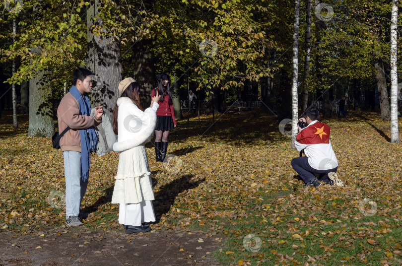 Скачать Группа молодых людей фотографируется фотосток Ozero
