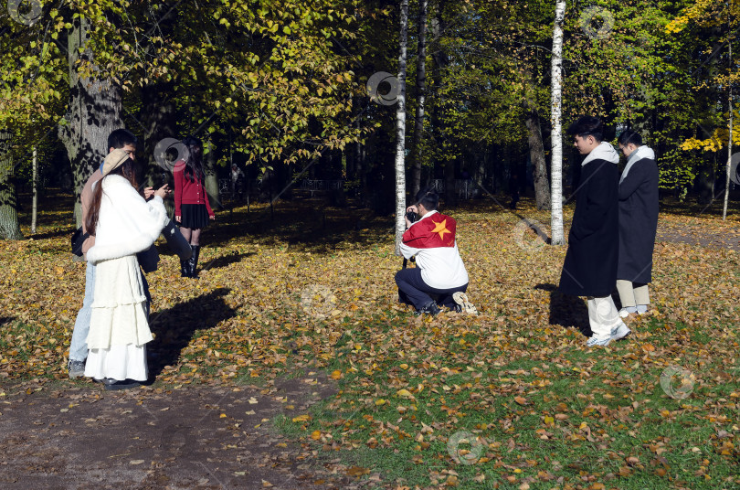 Скачать Группа молодых людей фотографируется фотосток Ozero