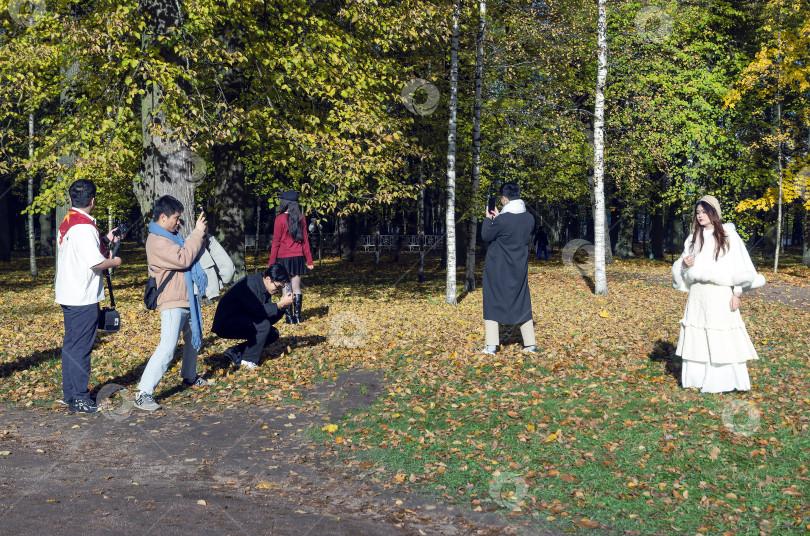 Скачать Группа молодых людей фотографируется фотосток Ozero