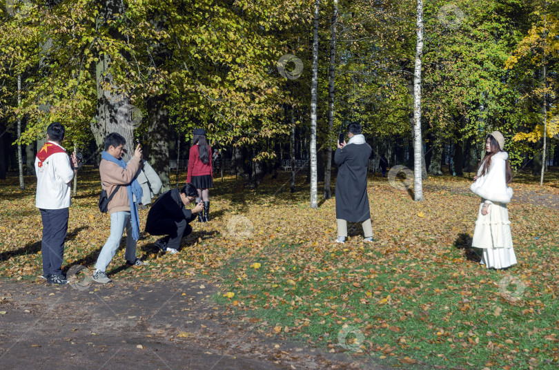 Скачать Группа молодых людей фотографируется фотосток Ozero