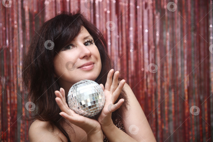 Скачать Девушка брюнетка с диско-шаром фотосток Ozero