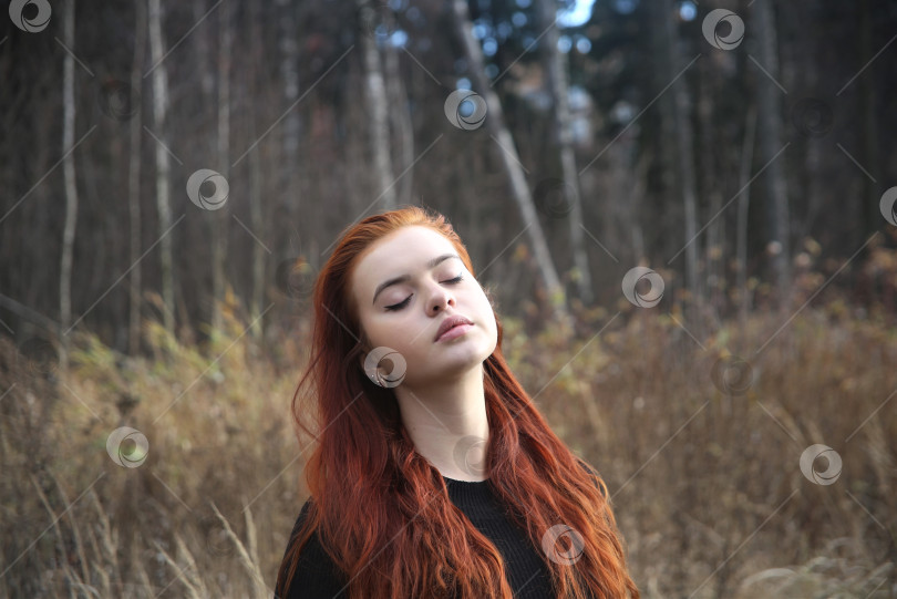 Скачать Рыжая молодая девушка фотосток Ozero