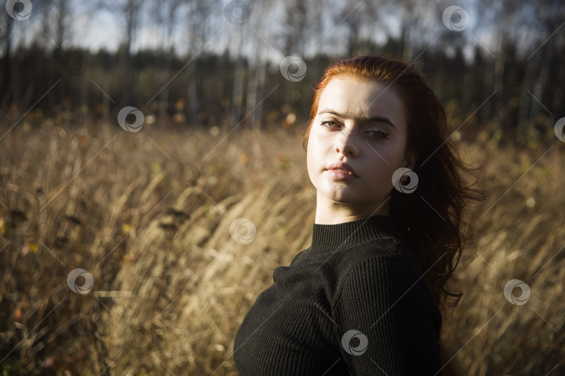 Скачать Рыжая девушка в лесу фотосток Ozero