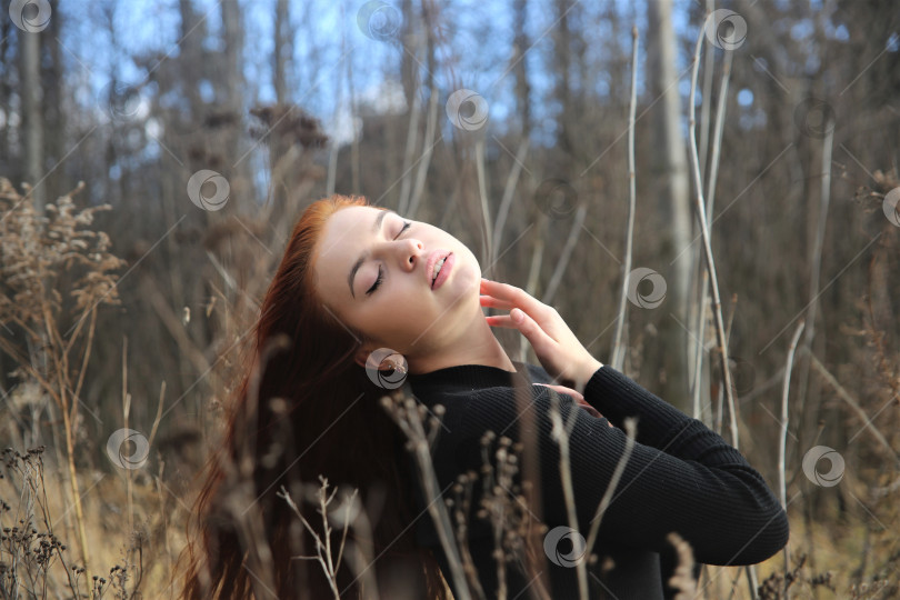 Скачать Рыжая молодая девушка фотосток Ozero