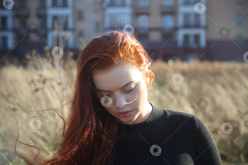 Скачать Рыжая молодая девушка фотосток Ozero