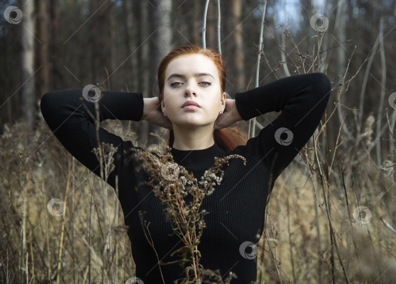 Скачать Рыжая красивая девушка фотосток Ozero