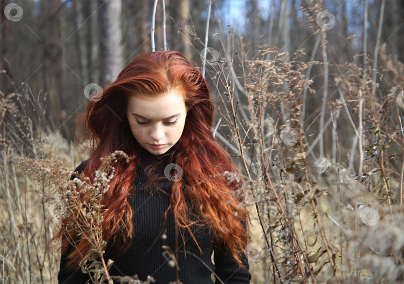 Скачать Красивая рыжая девушка фотосток Ozero