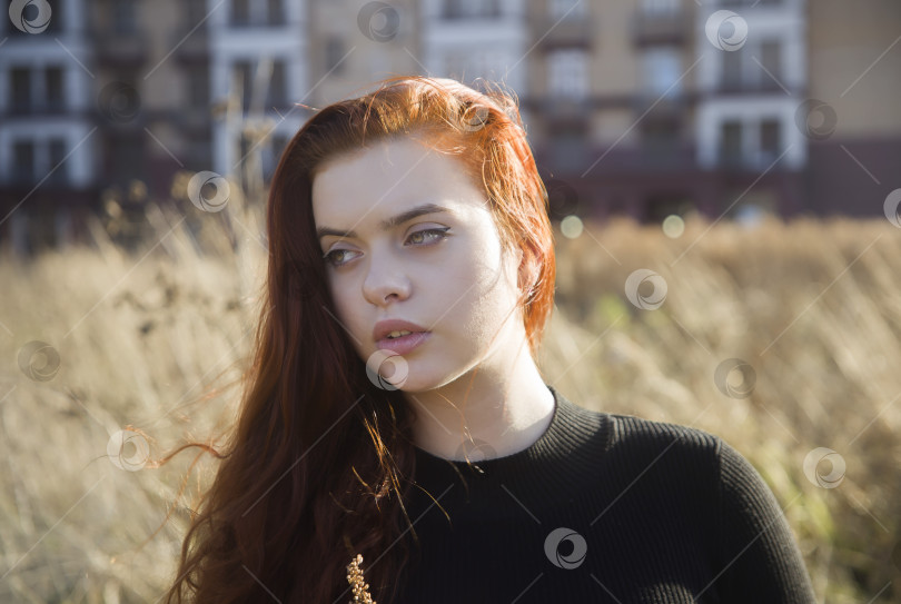 Скачать Красивая рыжая девушка фотосток Ozero