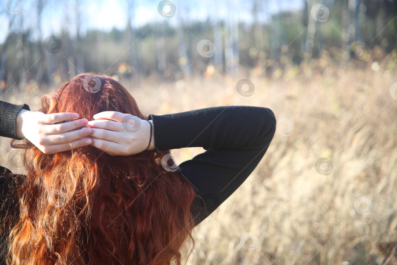 Скачать Молодая девушка гуляет фотосток Ozero