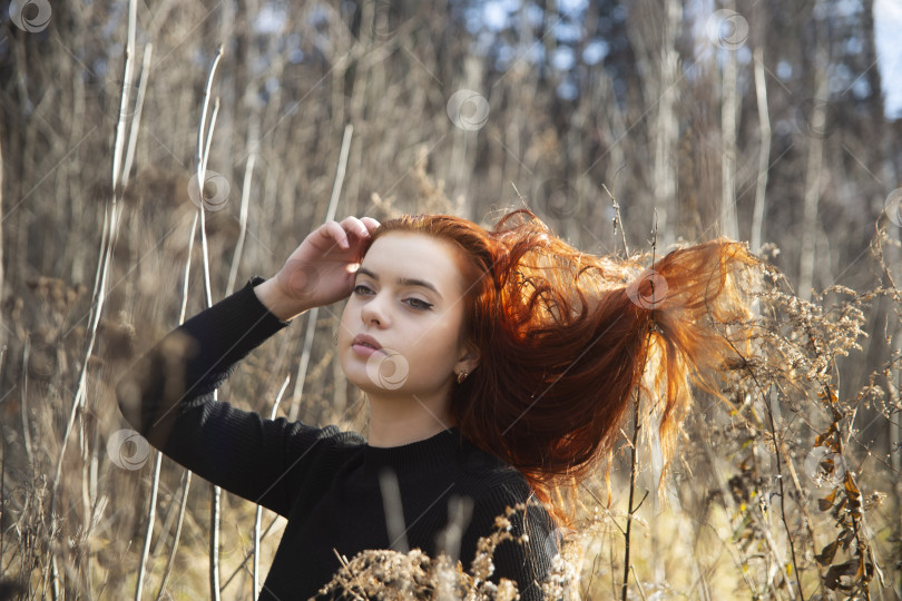 Скачать красивая рыжая девушка фотосток Ozero
