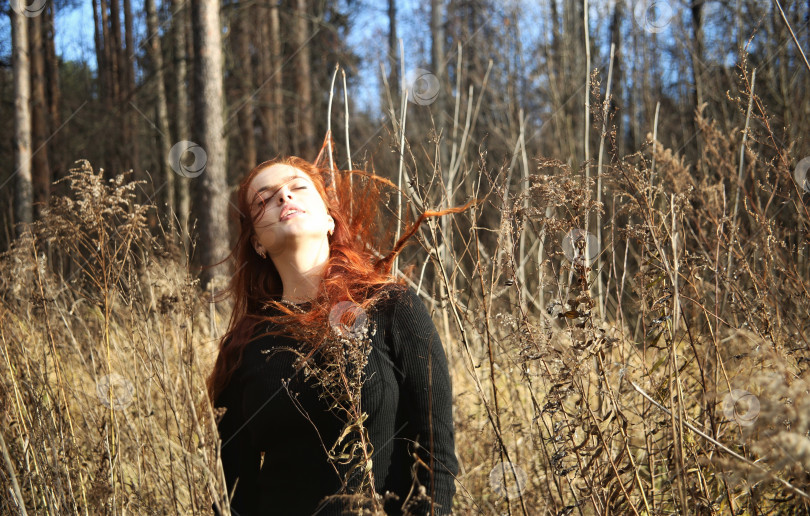 Скачать красивая рыжая девушка фотосток Ozero