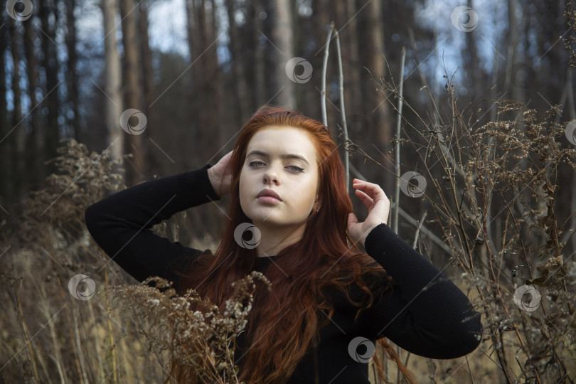 Скачать красивая рыжая девушка гуляет фотосток Ozero