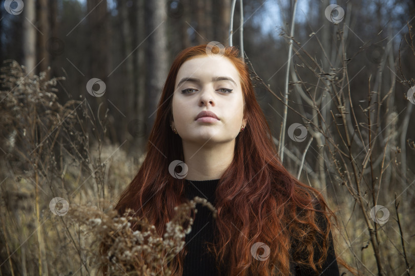 Скачать девушка на прогулке одна фотосток Ozero