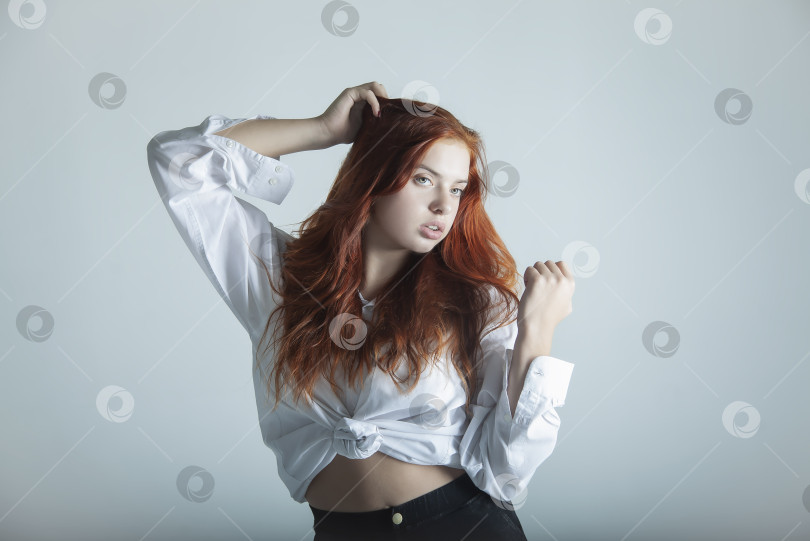 Скачать Красивая молодая девушка фотосток Ozero