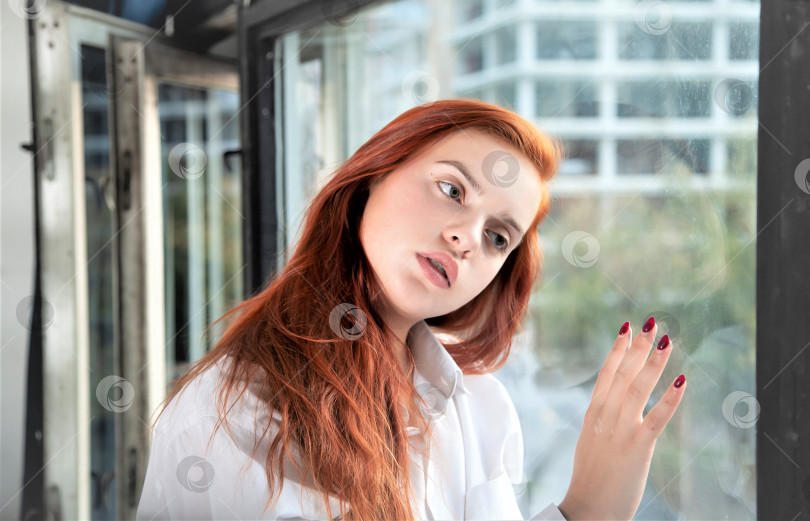 Скачать Молодая женщина у окна фотосток Ozero