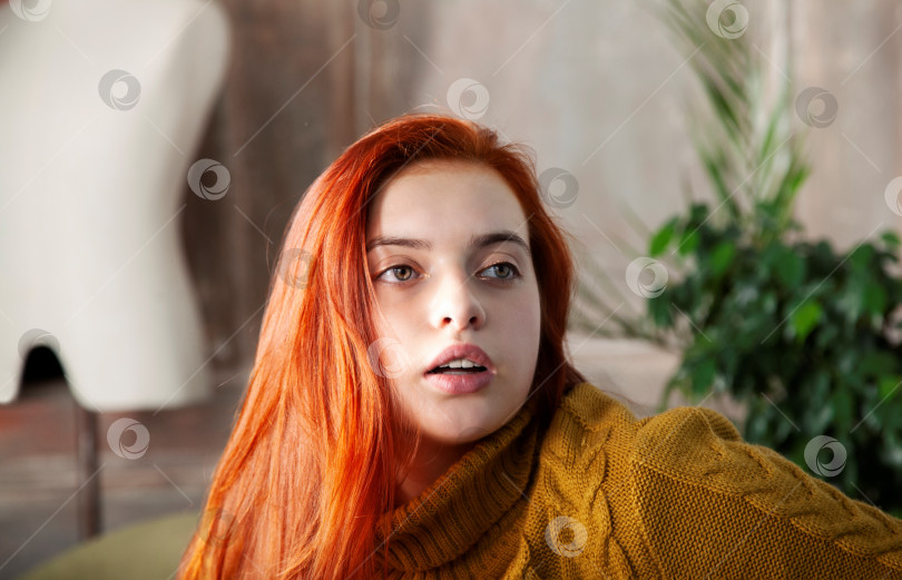 Скачать Молодая девушка красотка фотосток Ozero