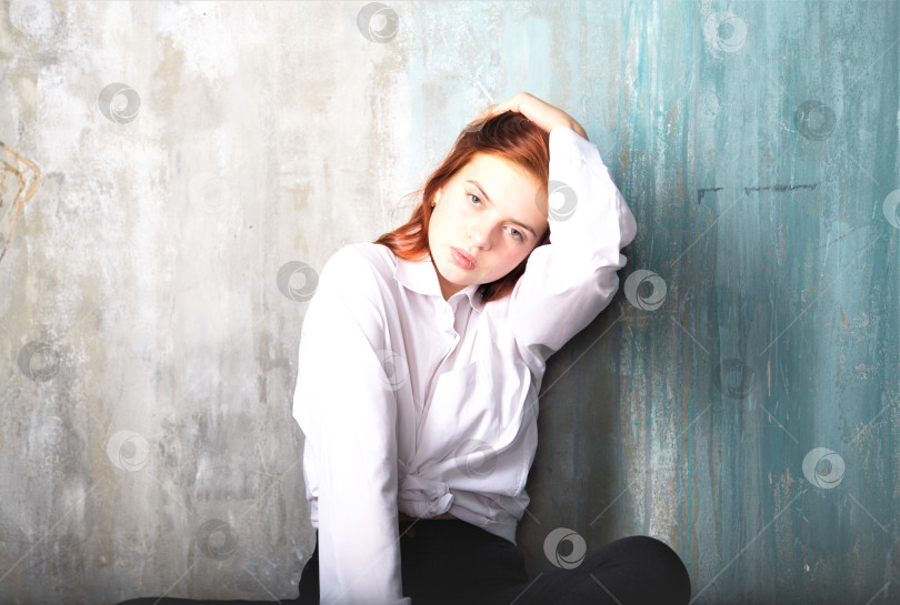 Скачать Молодая девушка в студии фотосток Ozero