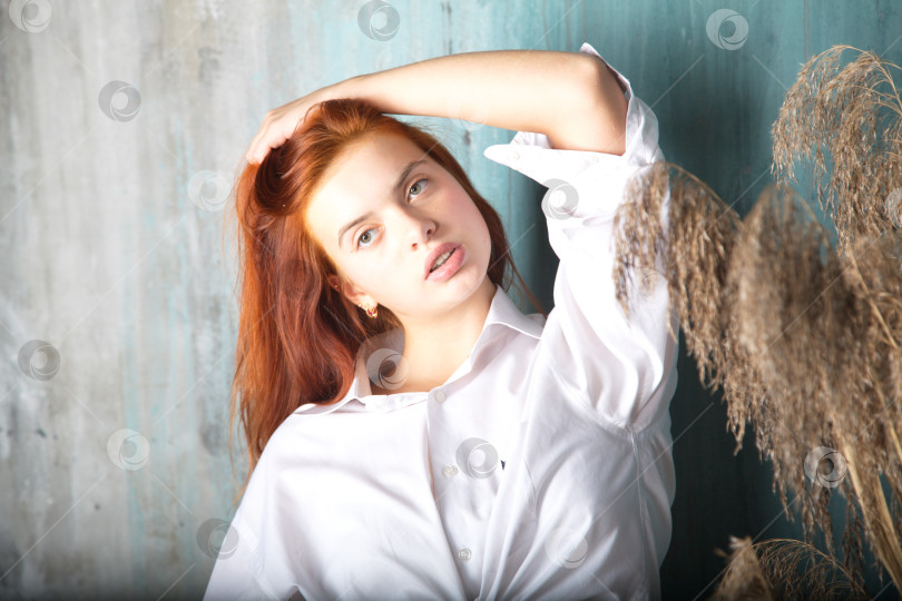 Скачать Девушка красивая позирует фотосток Ozero