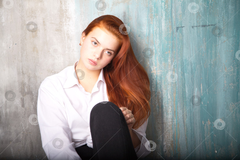 Скачать Молодая девушка позирует в студии фотосток Ozero