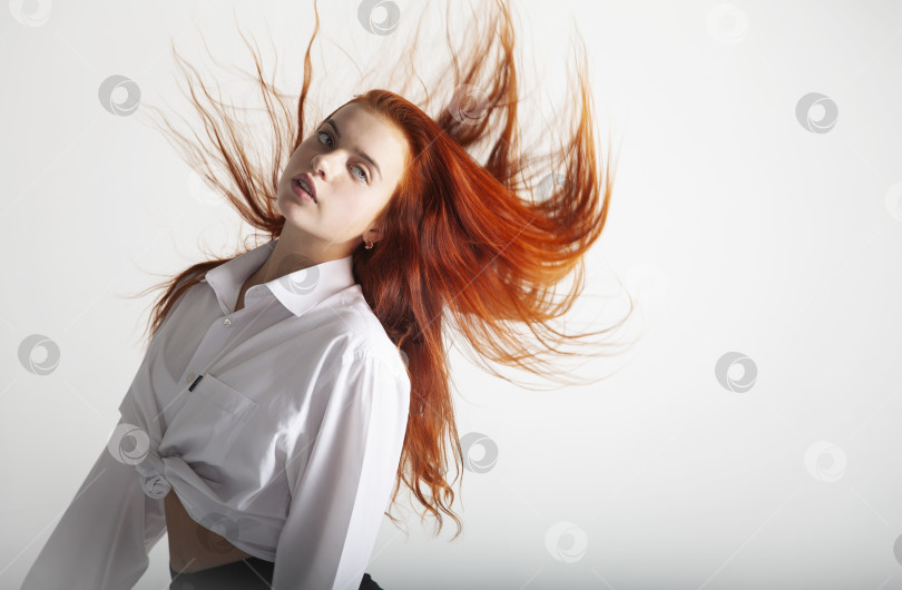 Скачать Молодая красивая девушка фотосток Ozero