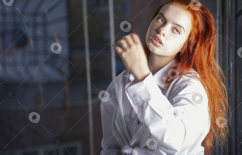 Скачать Девушка красотка рыжая фотосток Ozero