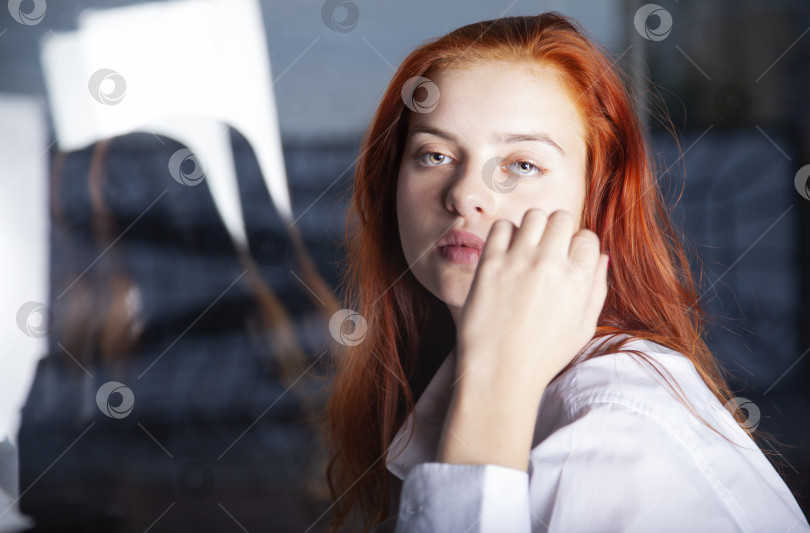 Скачать Молодая и красивая девушка фотосток Ozero