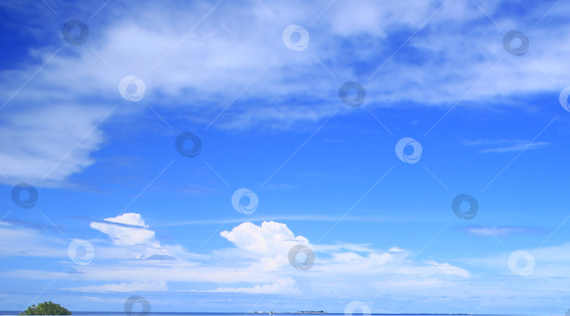 Скачать Синее небо с облаками фотосток Ozero