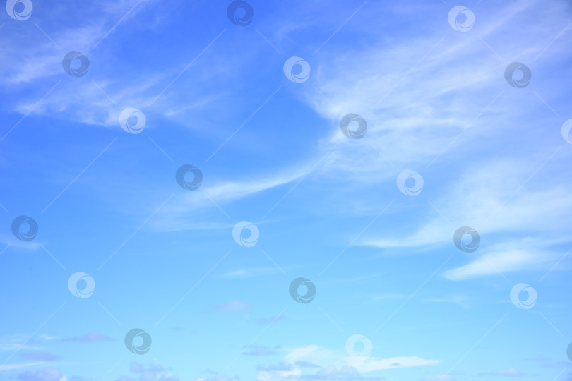 Скачать голубое небо с облаками фотосток Ozero