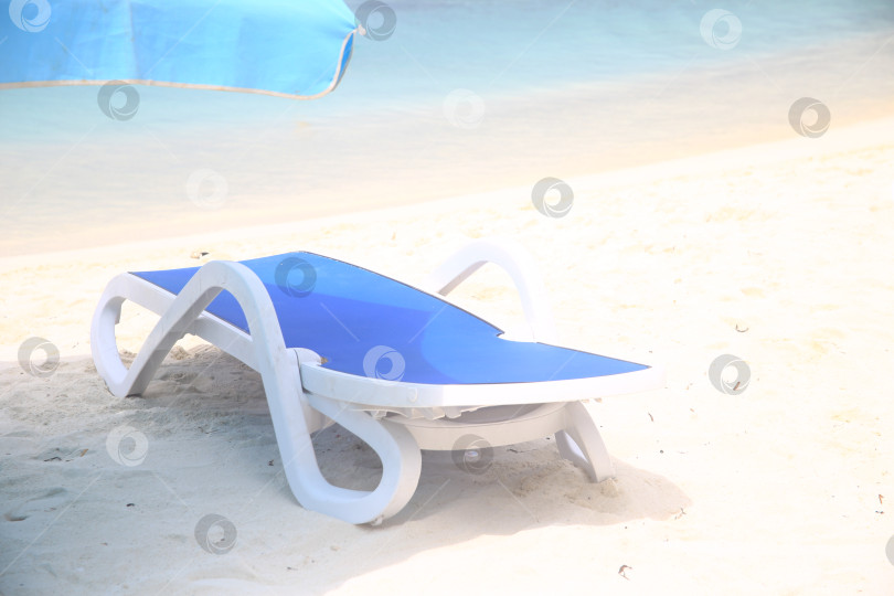 Скачать Шезлонг на пляже фотосток Ozero