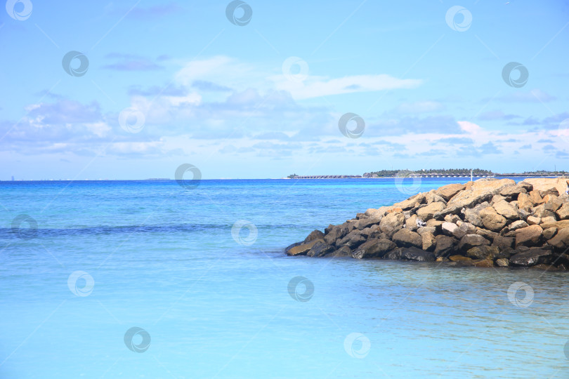 Скачать Берег океана, синее небо и пляж фотосток Ozero