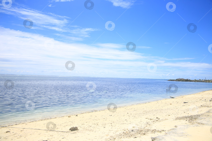Скачать Берег океана, пляж и синее небо фотосток Ozero