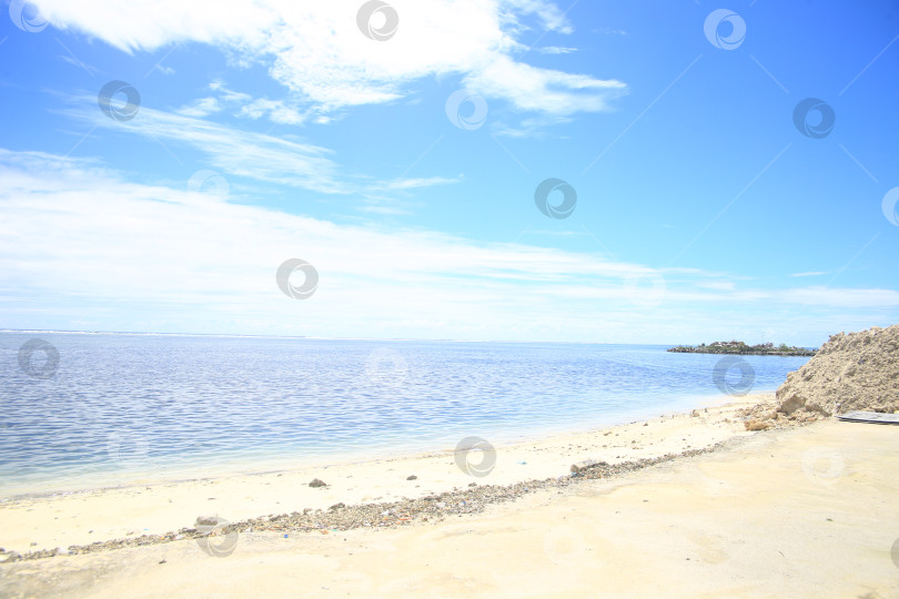 Скачать Пляж, песок и синее небо фотосток Ozero