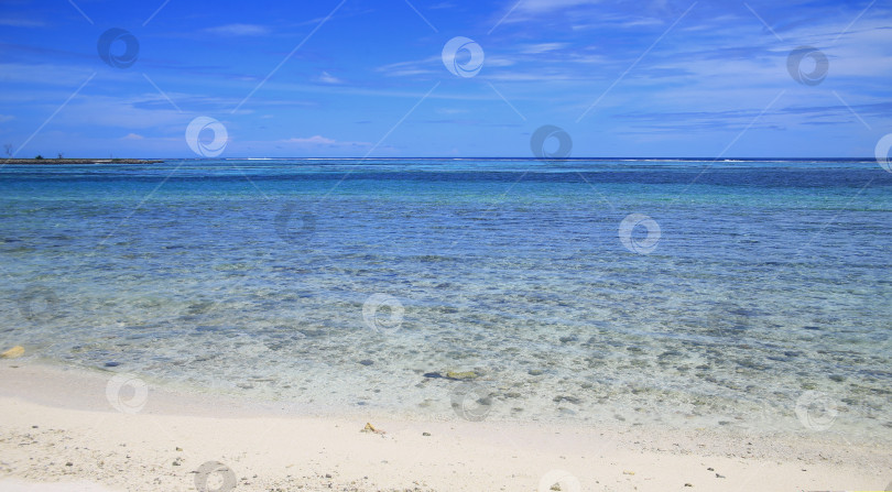 Скачать Пляж, песок и синее небо фотосток Ozero