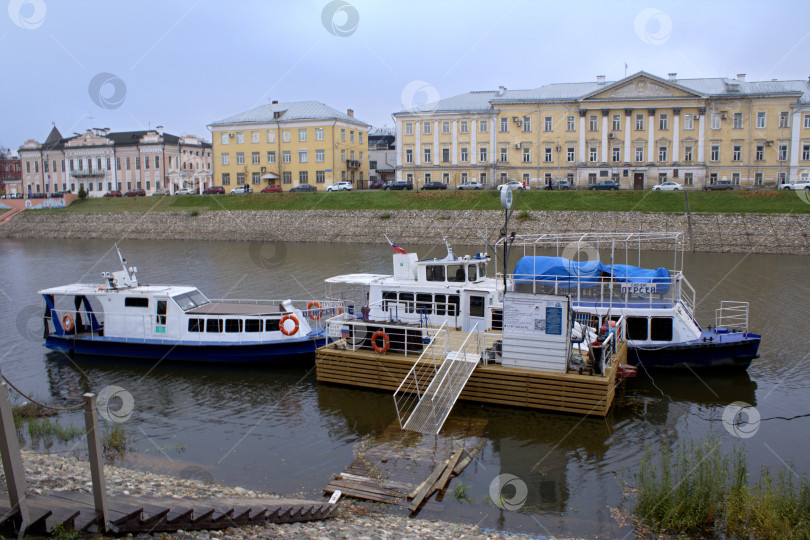 Скачать Два кораблика у причала. фотосток Ozero
