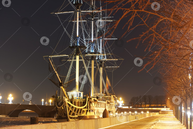 Скачать Вид на Корабль-ресторан "Фрегат Благодать" в Санкт-Петербурге и Петровскую набережную с ночной подсветкой фотосток Ozero