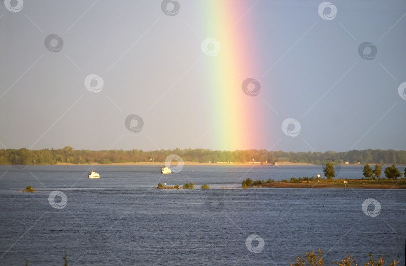 Скачать Яркая радуга над рекой. Радуга над Волгой в районе Волгограда. фотосток Ozero